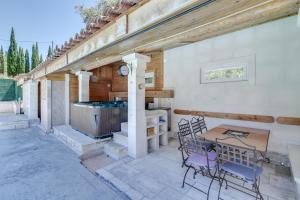 Villa de 3 chambres avec piscine privee jacuzzi et jardin amenage a Oppede