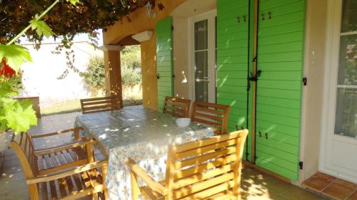 Villa de 3 chambres avec piscine privee jardin clos et wifi a Regusse