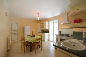 Villa de 3 chambres avec piscine privee jardin clos et wifi a Saint Didier