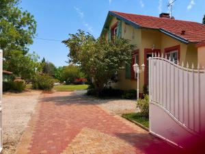Villa de 4 chambres avec piscine privee jacuzzi et jardin clos a Noe
