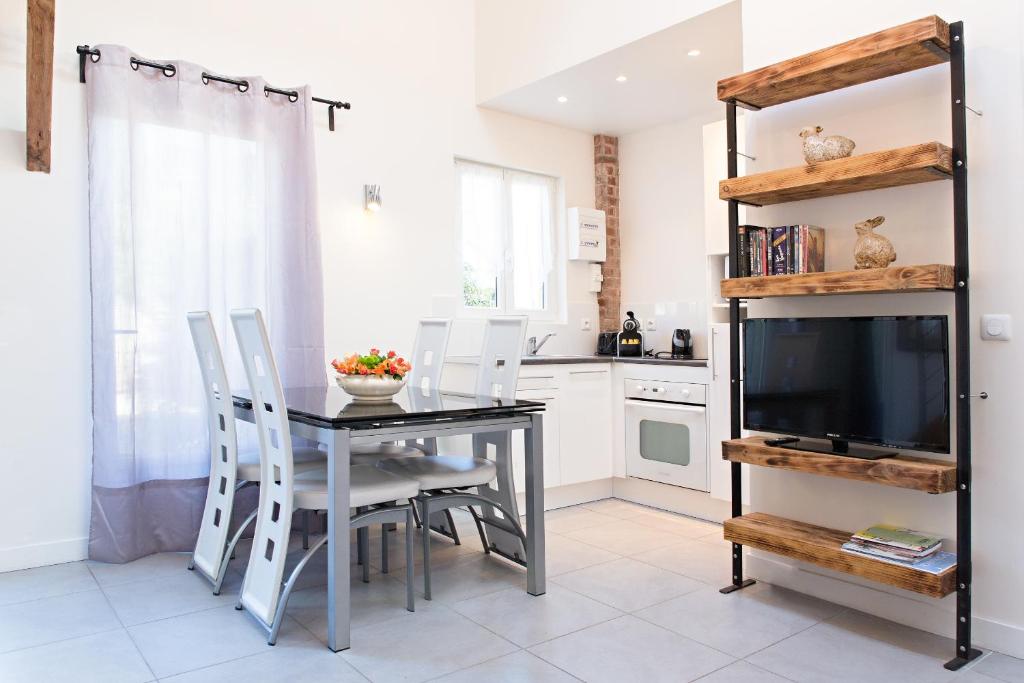 Villa de 4 chambres avec piscine privee jacuzzi et jardin clos a Proissans 24200 Proissans