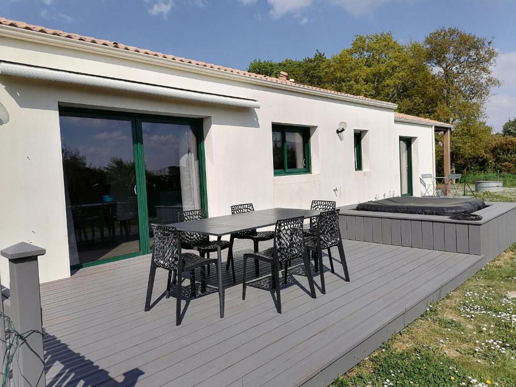 Villa de 4 chambres avec piscine privee jardin amenage et wifi a CaseneuveB