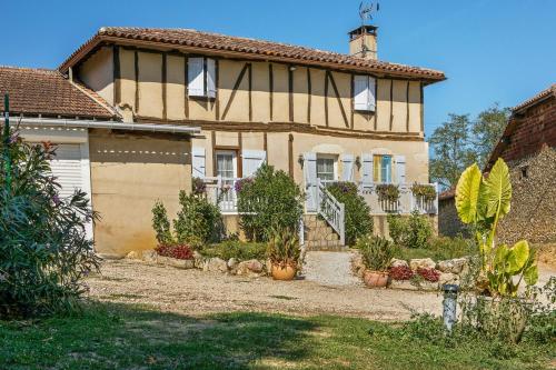 Villa de 4 chambres avec piscine privee jardin amenage et wifi a Courrensan