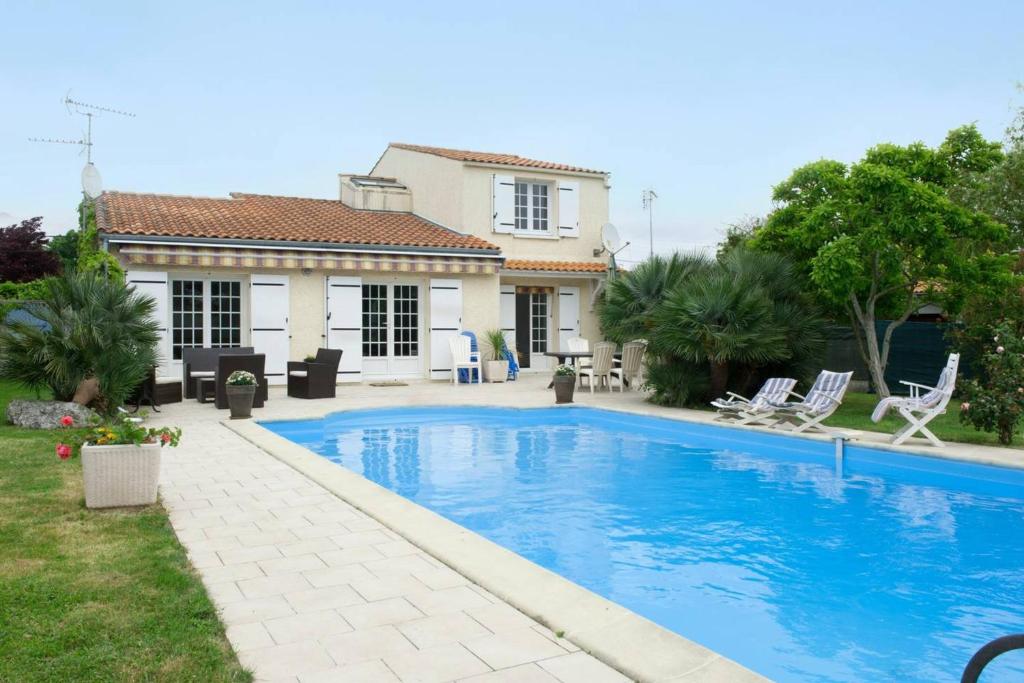 Villa de 4 chambres avec piscine privee jardin clos et wifi a Aytre a 5 km de la plage 20 Rue des Massiottes, 17440 Aytré