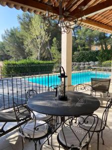 Villa de 4 chambres avec piscine privee jardin clos et wifi a Mallemort