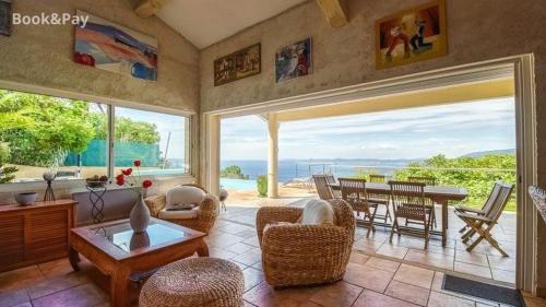 Villa de 4 chambres avec vue sur la mer piscine privee et jardin clos a Rayol Canadel sur Mer a 2 km de la plage