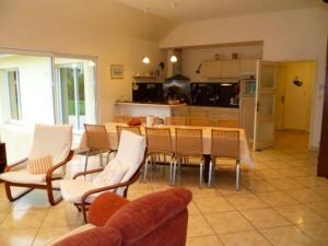 Villa de 5 chambres avec piscine privee jacuzzi et jardin clos a Saint Nic