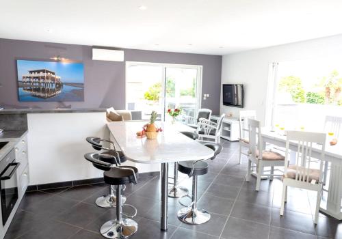 Villa de 5 chambres avec piscine privee jacuzzi et wifi a Ares a 1 km de la plage
