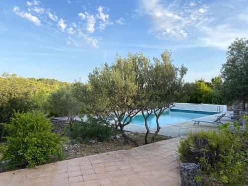 Villa de 5 chambres avec piscine privee jardin clos et wifi a Entrecasteaux