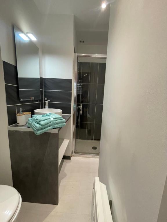 Villa de 5 chambres avec piscine privee jardin clos et wifi a Uchaux