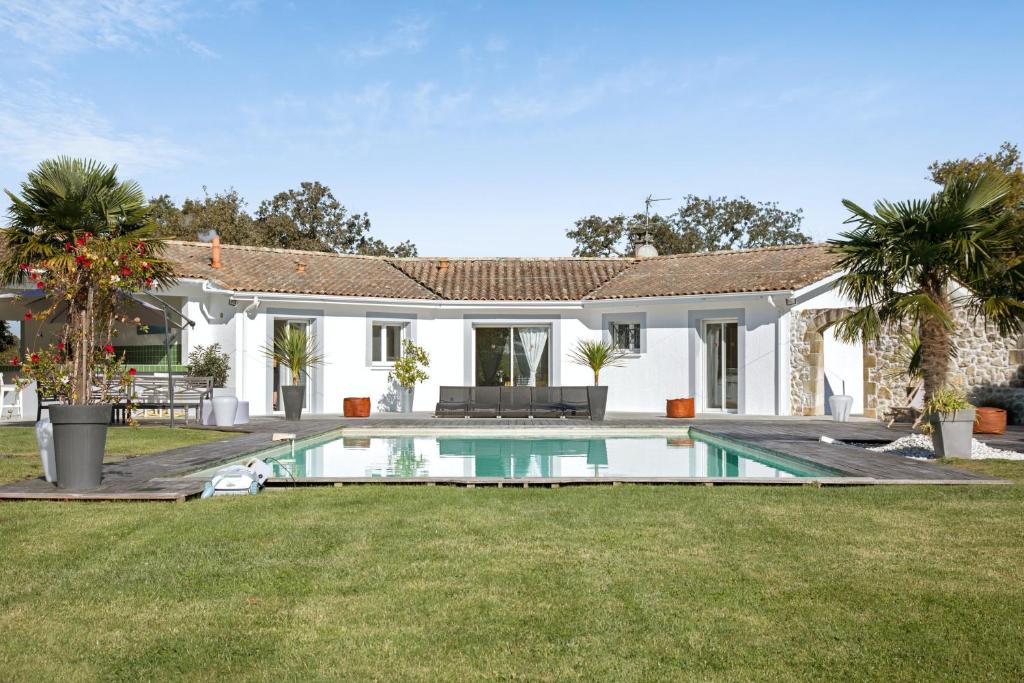 Villa de 6 chambres avec piscine privee jacuzzi et jardin clos a Saint Germain d'Esteuil Lieu dit Pipeyrat, 33340 Saint-Germain-dʼEsteuil