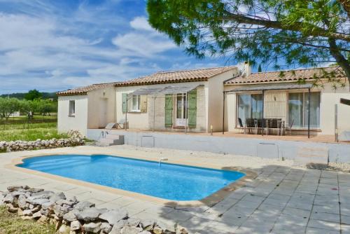 Villa de plain pied avec BBQ et piscine