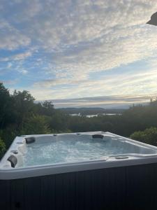 Villa des Suisses avec Jacuzzi & vue sur Lac des Settons