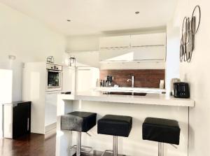 Villa Design-Piscine-BBQ-Terrasses-Centre-Ville