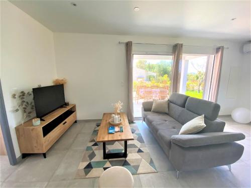 Villa deux chambres avec piscine chauffee proche des plages
