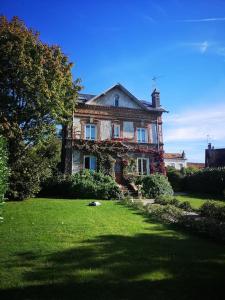 Villa Villa du Mont Joly, écrin de verdure proche mer ! 38 Rue du Docteur Lainé 14800 Touques Normandie