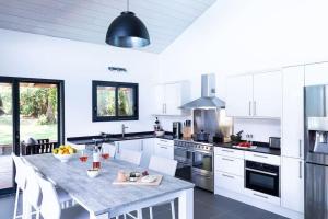 Villa Eau de Roche En Suit Rooms, heated Pool, Sauna Jacuzzi