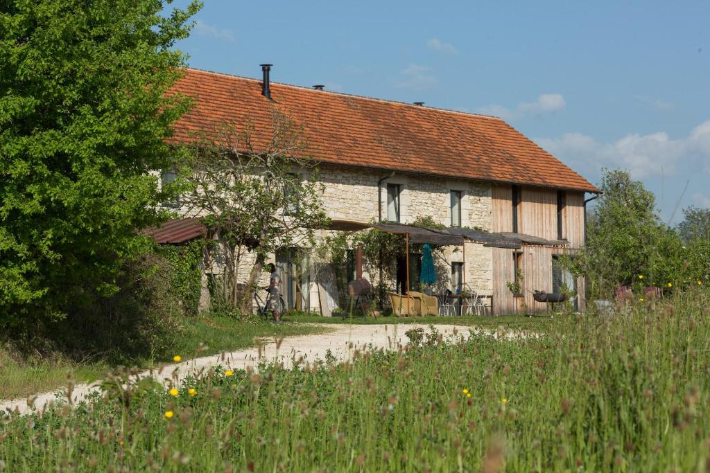 Villa entourée de verdure avec parking privé