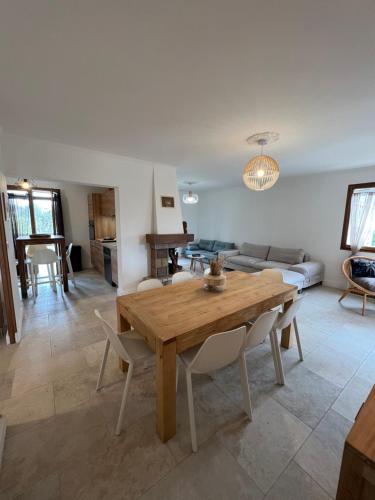 Villa familiale et conviviale avec piscine et jardin privatifs