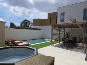 Villa familiale piscine jacuzzi 15 min des plages 6CAPDAL14