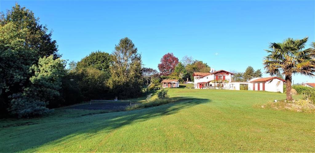 VILLA GARATENBORDA proche Biarritz avec piscine jacuzzi salle de sport parking pétanque fronton 100 Chemin de Garaten Borda, 64200 Arcangues