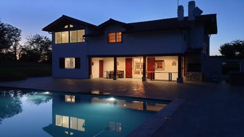 VILLA GARATENBORDA proche Biarritz avec piscine jacuzzi salle de sport parking pétanque fronton