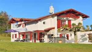 VILLA GARATENBORDA proche Biarritz avec piscine jacuzzi salle de sport parking pétanque fronton