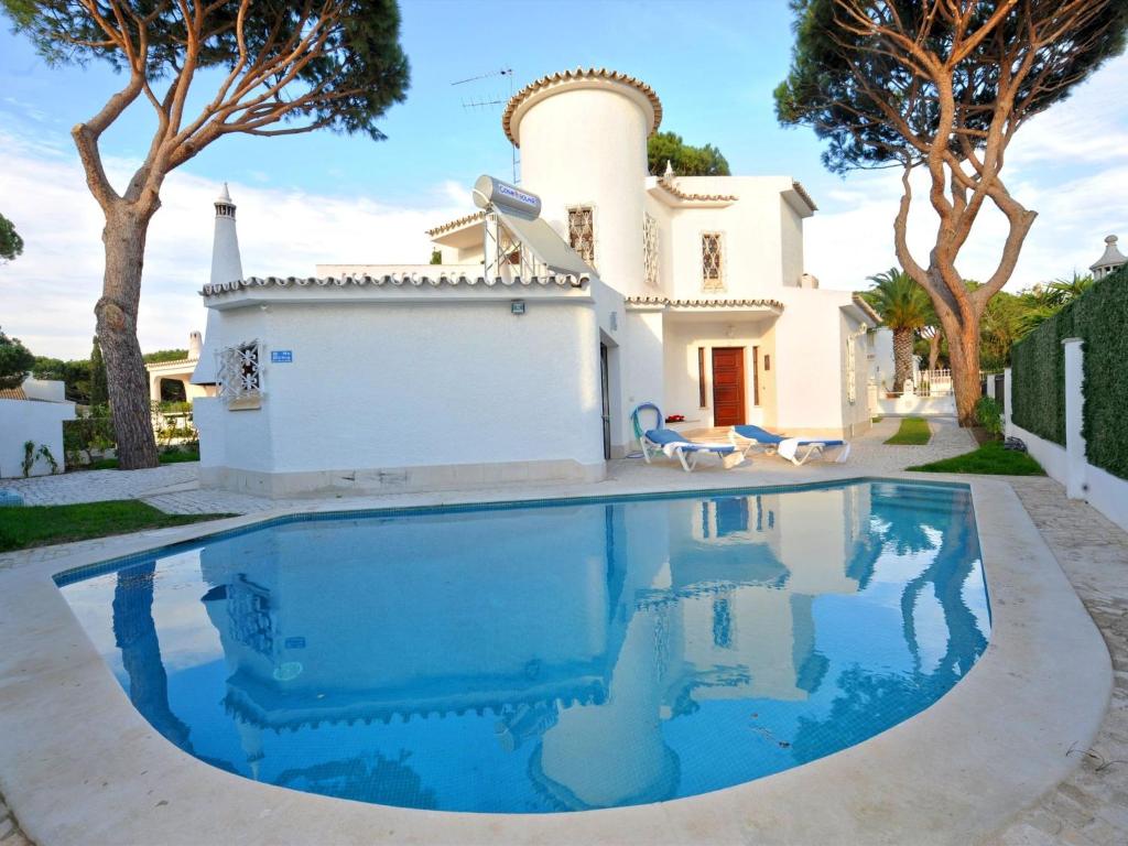 Villa Villa in typical Portuguese style quiet area of Vilamoura with private pool  8125-308 Vilamoura