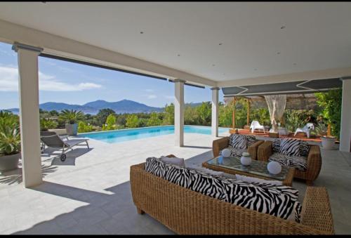 Villa individuelle avec piscine privée chauffée proche commerces et plage