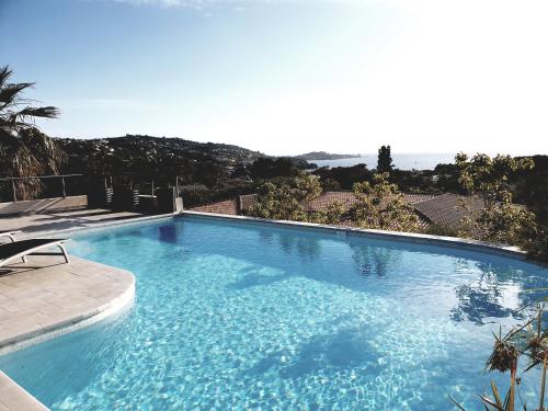 Villa individuelle avec piscine privée chauffée proche commerces et plage