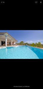 Villa individuelle avec piscine privée chauffée proche commerces et plage