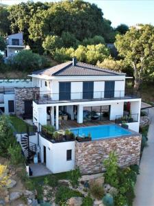 Villa K. avec piscine sur les hauts de Lavasina