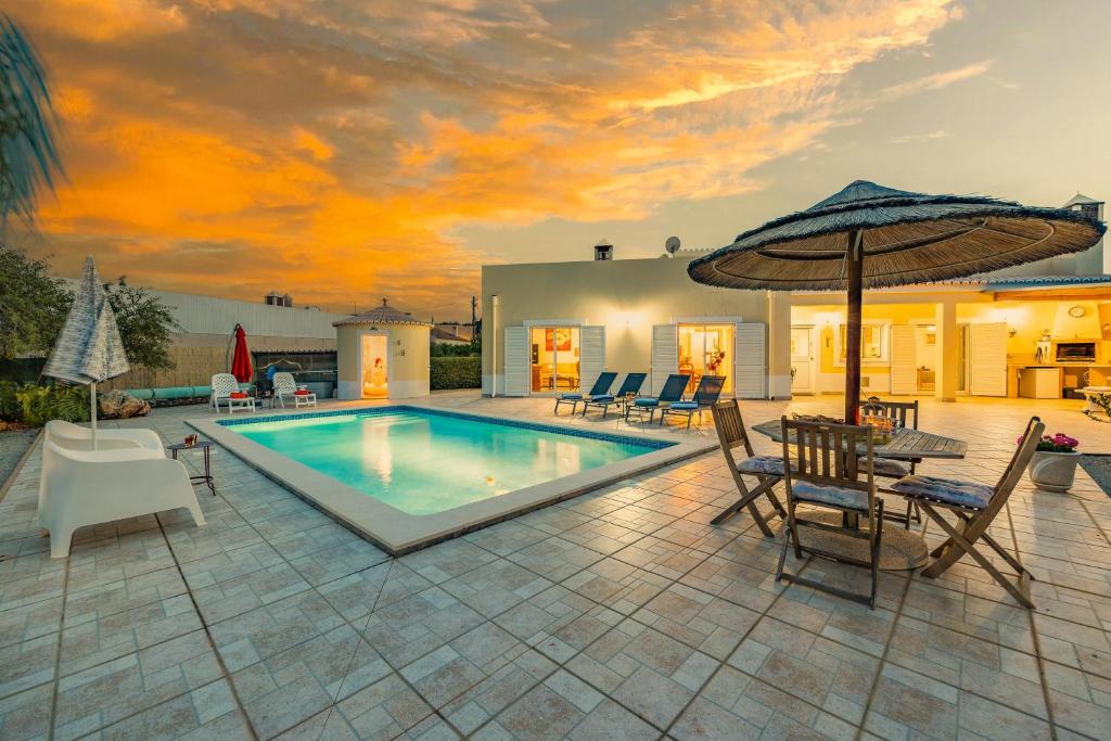 Villa Karibou with Fruit Garden and Private Pool EM524 10, 8100-358 Benafim