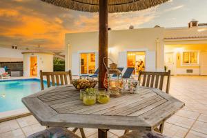 Villa Villa Karibou with Fruit Garden and Private Pool EM524 10 8100-358 Benafim Algarve