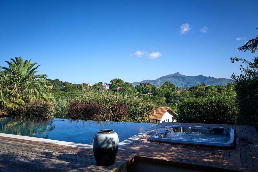 Villa Villa Kokoloa : piscine chauffée et vue montagnes 36 Avenue Haize Hegoa 64500 Ciboure