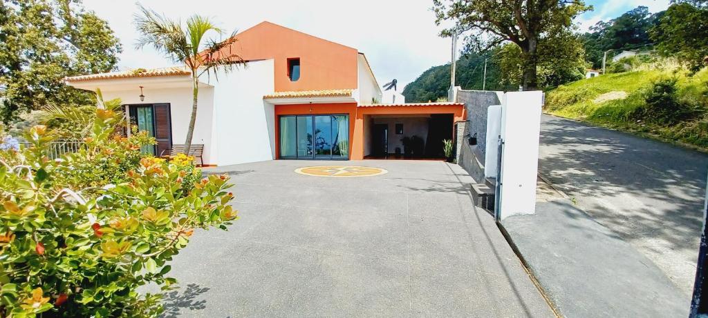 Villa Luz - Family House Vacations- Large Private Outdoor Area Rua do Lombo dos Moinhos Nº81, 9100-126 Santa Cruz