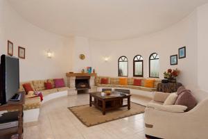 Villa Medeira by Villa Plus