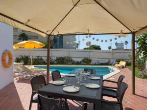 Villa Mira Mar Galé 440m from the Beach