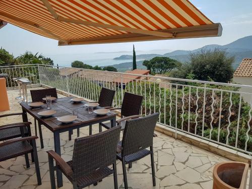 Villa mit großartigem Panoramablick auf das Meer und direkt am Pool