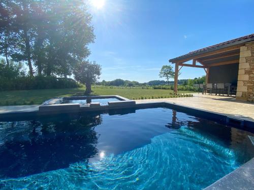 Villa moderne , neuve piscine jacuzzi .