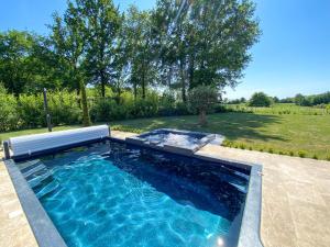 Villa moderne , neuve piscine jacuzzi .