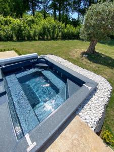 Villa moderne , neuve piscine jacuzzi .