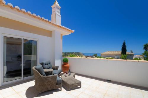Villa Montanha, Luxury Coastal Villa, with swimming pool, loungers and alfresco dining, 10 min walk to the beautiful Praia da Luz Beach, Shops, Bars and Restaurants!