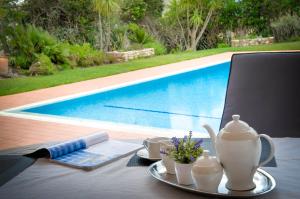 Villa Montanha, Luxury Coastal Villa, with swimming pool, loungers and alfresco dining, 10 min walk to the beautiful Praia da Luz Beach, Shops, Bars and Restaurants!