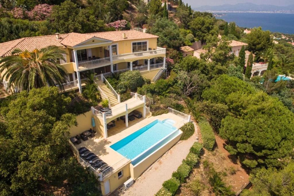 Villa Villa Montecarlo with stupendous view overlooking sea 697 Avenue des Belaïgo 83380 Les Issambres