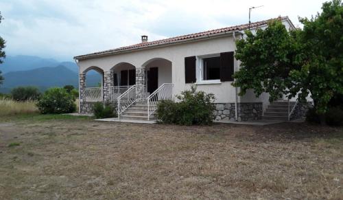 Villa nichée entre mer et montagnes
