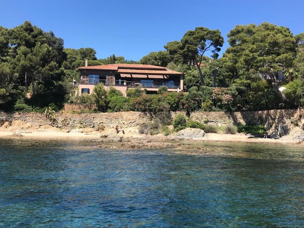 Villa Niel - accès direct mer et piscine chauffée 12 Allée des Tennis, 83400 Hyères