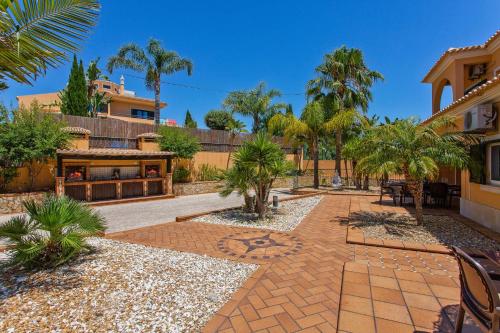 Villa Norcas Grande - excellent location - pool table, table tennis, heated pool, large villa for big groups