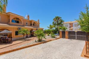 Villa Norcas Grande - excellent location - pool table, table tennis, heated pool, large villa for big groups