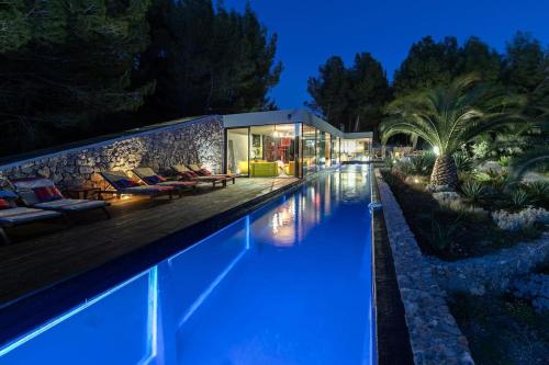 VILLA ON THE ROCKS BANDOL
